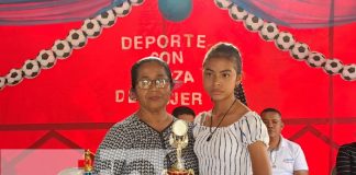 Autoridades entregan reconocimientos a mujeres deportistas en Diriomo