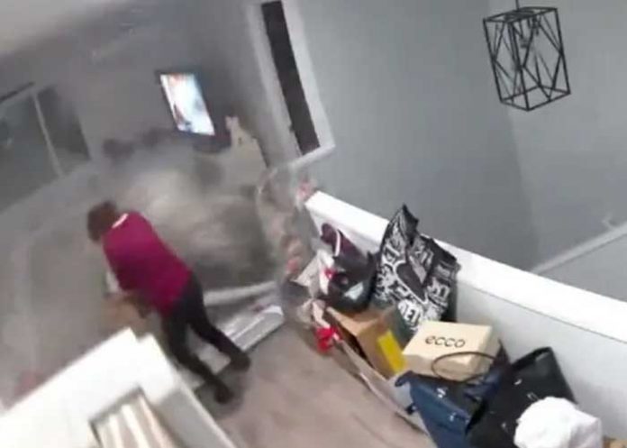 ¡Vivos de milagro! Se salvaron de que una enorme roca los aplastara en su casa