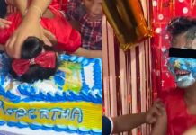 ¿Te parece chistoso? Niña celebra cumple y le destrozan el pastel en la cara Niña celebra su cumple y sus amigos la lanzan al pastel