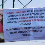 Híjole: Con pancarta amenaza con contarle a la esposa sobre «infidelidades» Con pancarta, amante amenaza a infiel