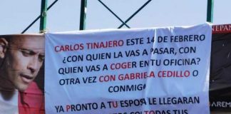 Con pancarta, amante amenaza a infiel