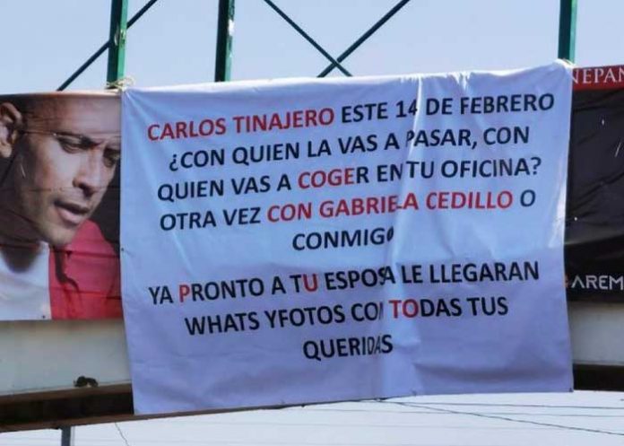 Con pancarta, amante amenaza a infiel