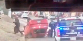 Video (Policía se peina mochila en pleno accidente)