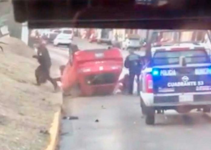Video (Policía se peina mochila en pleno accidente)