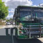 Mujer se salva de quedar aplastada por un bus en Villa Fontana, Managua