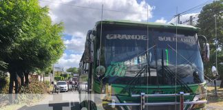 Mujer se salva de quedar aplastada por un bus en Villa Fontana, Managua