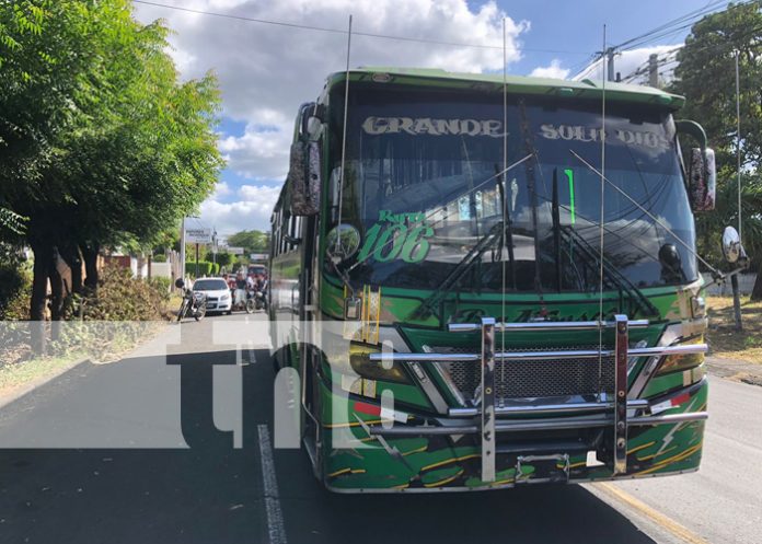2 Mujer se salva de quedar aplastada por un bus en Villa Fontana, Managua