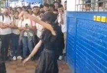 Foto: ¡Yo soy Merlina! Jovencita da espectáculo frente a sus compañeros / Cortesía
