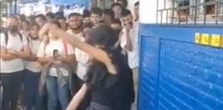 Foto: ¡Yo soy Merlina! Jovencita da espectáculo frente a sus compañeros / Cortesía