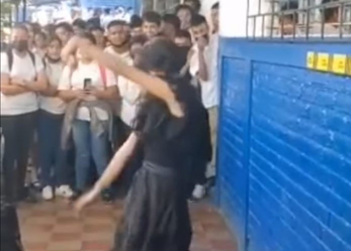 2 Foto: ¡Yo soy Merlina! Jovencita da espectáculo frente a sus compañeros / Cortesía