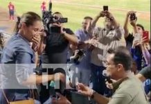Foto: Hombre le propone matrimonio a una chica en pleno partido de Béisbol, en Nicaragua / TN8