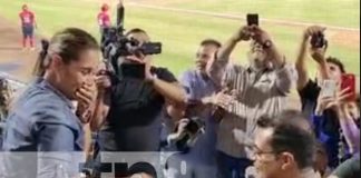 Foto: Hombre le propone matrimonio a una chica en pleno partido de Béisbol, en Nicaragua / TN8
