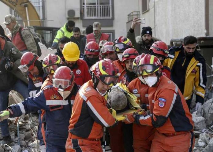 2 Luego de 13 días del terremoto encuentran supervivientes en Turquía