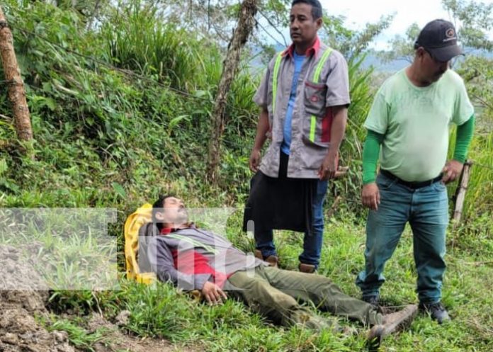 Foto: Conductor vivo de milagro al volcarse con todo y cisterna en La Libertad, hacia Cuapa / TN8