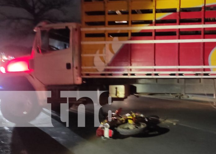 Foto: Motociclista se salva de ser aplastado por un camión en la cuesta El Plomo / TN8