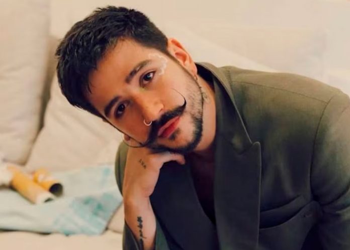 Chavala se tatúa la cara de Camilo y la gente se 