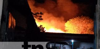 Varilla de cohete encendida provoca incendio en vivienda en Granada