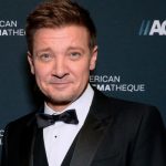 Jeremy Renner enfrenta duro proceso de rehabilitación tras casi perder una pierna