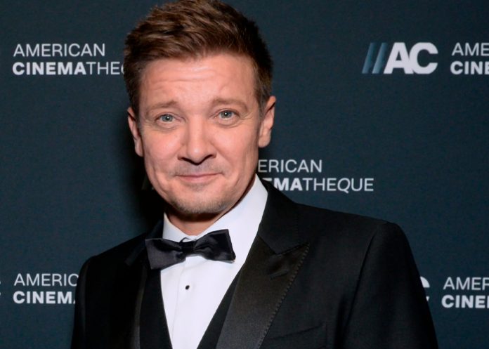 Jeremy Renner enfrenta duro proceso de rehabilitación tras casi perder una pierna
