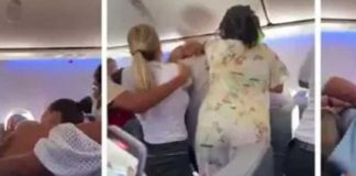 Mujeres desatan trifulca en avión con patadas e insultos