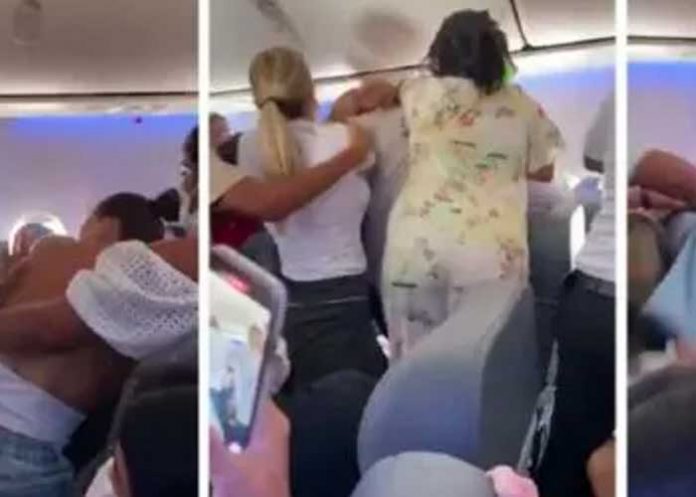 25 Mujeres desatan trifulca en avión con patadas e insultos