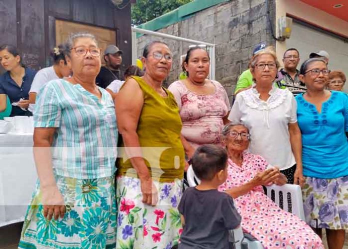 Mujer de Managua llega a sus 102 años y los celebra con su familia y amigos