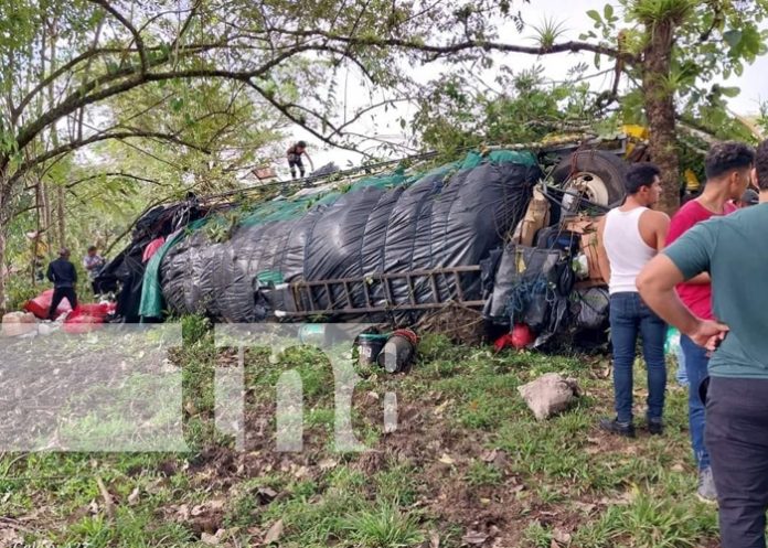 3 Decenas de personas heridas y un muerto tras volcarse bus en Mulukukú