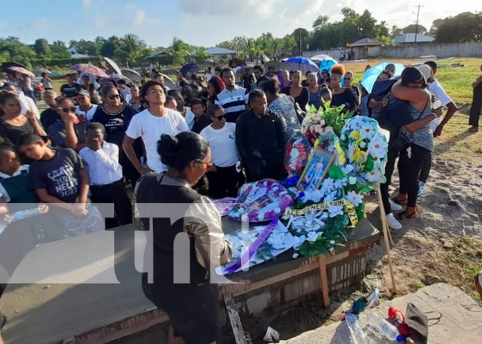 Angustia y dolor en funeral de joven asesinada presuntamente por su ex padrastro