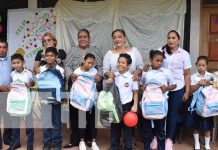 Niñez estudiantil y docentes recibieron mochilas y maletines en Bluefields Niñez estudiantil y docentes recibieron mochilas y maletines en Bluefields