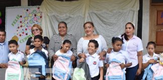 Niñez estudiantil y docentes recibieron mochilas y maletines en Bluefields