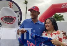 Los ‘Tiburones de Granada’ reciben sus uniformes Los 'Tiburones de Granada' reciben sus uniformes