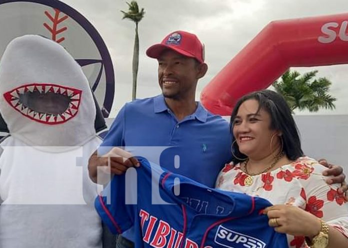 3 Los 'Tiburones de Granada' reciben sus uniformes