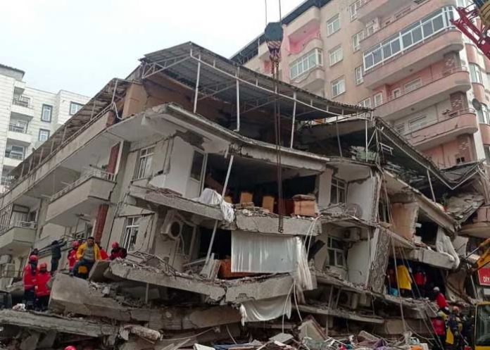 3 Terremoto en Turquía deja más de 900 muertos
