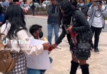 VIDEO: Con peluche y flores le pide ser su «media naranja» y ella lo rechazó Pide a chica que sea su novia frente a todos y lo rechazó (video)