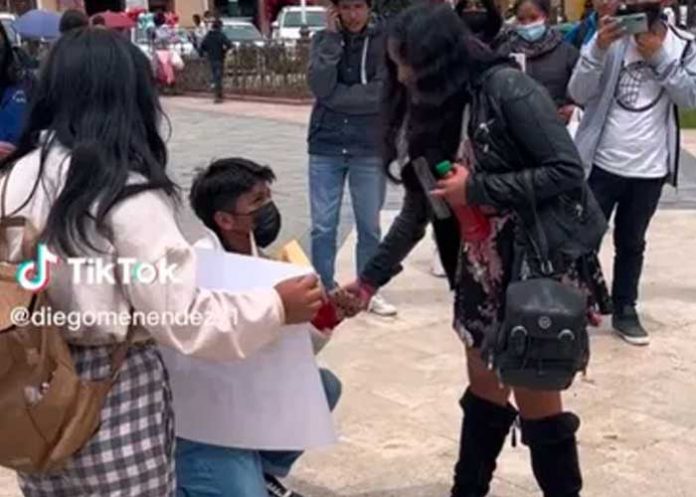 4 Pide a chica que sea su novia frente a todos y lo rechazó (video)