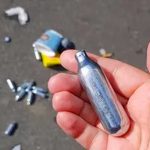 Peligros del gas de la risa, la drogas más usada por jóvenes de Europa