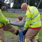 Se queda atorada en columpio de llanta