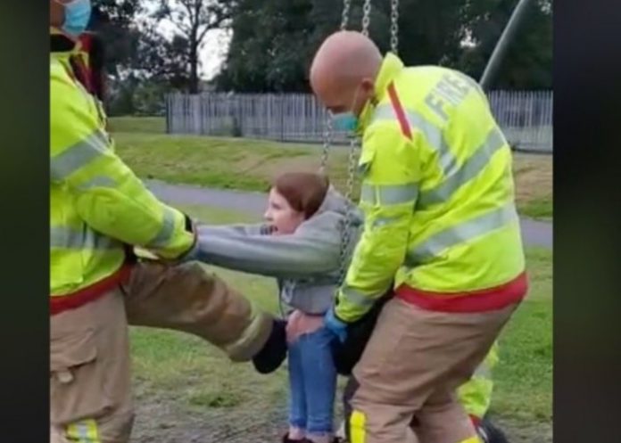 8 Se queda atorada en columpio de llanta