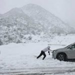 Fuertes nevadas azotan el sur de California Fuertes nevadas azotan el sur de California
