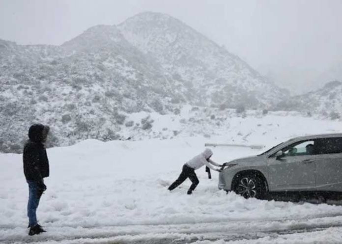 Fuertes nevadas azotan el sur de California