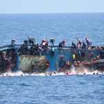 Lamentable naufragio de buque deja a una mujer y un niño muertos en Grecia Mueren en naufragio de buque frente a costa de Grecia