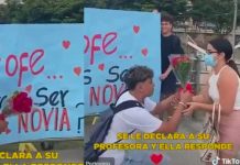Con rosas y música, chavalo valiente le confiesa su amor a la maestra Alumno le declara su amor a la maestra