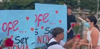Alumno le declara su amor a la maestra 