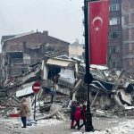 El número de muertos se eleva a 1.500 por devastador terremoto en Turquía Ascienden a más de 1.100 las muertes por terremoto en Turquía