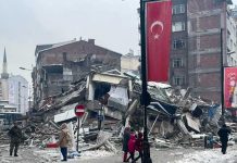 El número de muertos se eleva a 1.500 por devastador terremoto en Turquía Ascienden a más de 1.100 las muertes por terremoto en Turquía