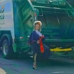 Presume su título en el camión de basura donde trabajó para coronar su carrera Presume título en sesión de fotos con camión de basura