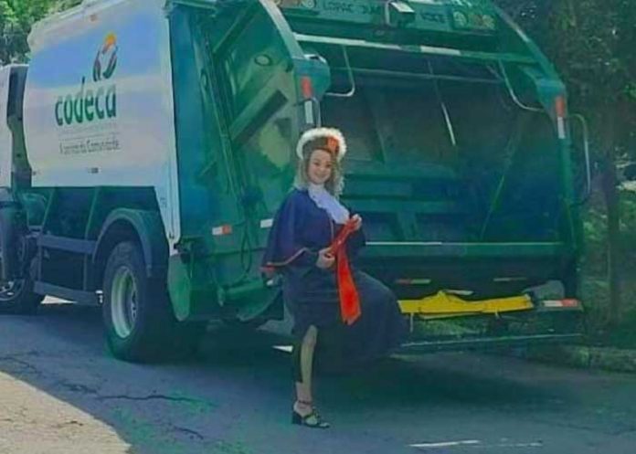 Presume título en sesión de fotos con camión de basura 
