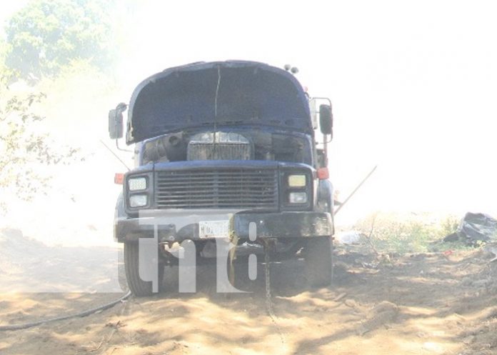 Quema de basura casi deja calcinado a camión y a su conductor en Nejapa