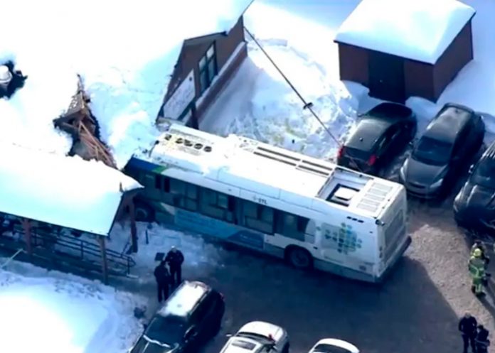 canada1 Se estrella bus contra una guardería en Canadá ¡hay varios niños heridos!