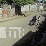¡Degenerado! Motociclista pega nalgada a una joven en Managua (VIDEO) Foto: Captan a motorizado pegando nalgada en Managua / TN8
